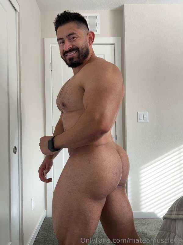 Come give this big 🍑 some love. ;)
