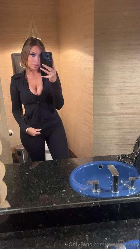 hot guys always like my posts! >> Swipe to see me get undres..