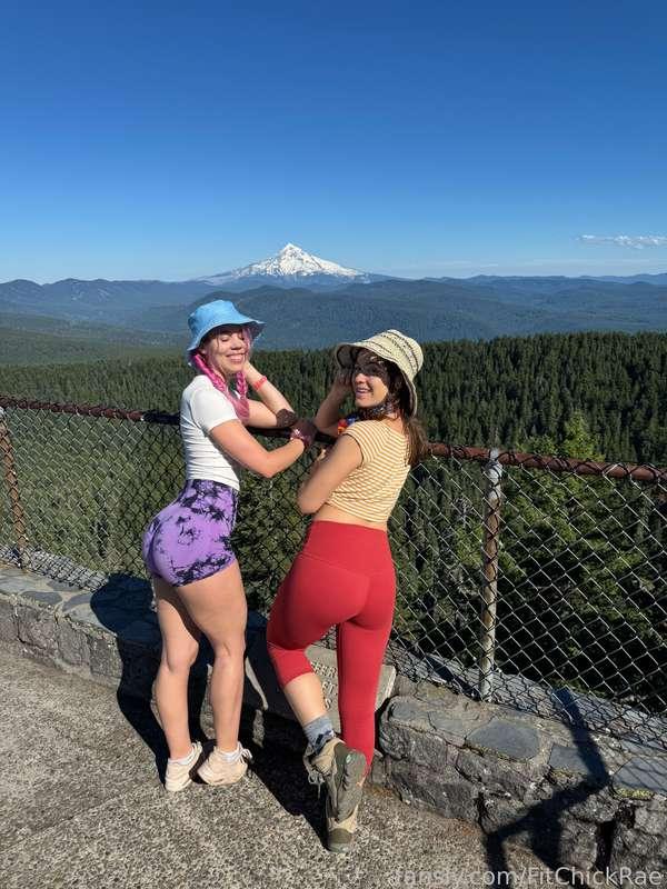 We love mountains! 🏔️ @NaomiWildman3 