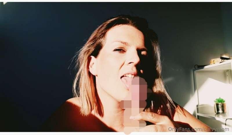 Zet je klaar en geniet van een lekkere pov pijpbeurt 😁😘

Mee..
