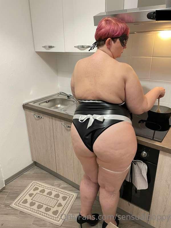 hi guys, today your Sensualpoppy is cooking for you ... who ..