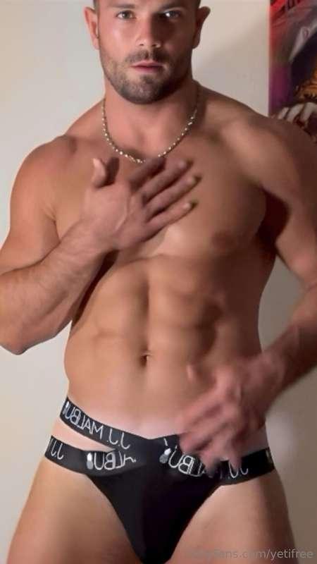 Video 17"dancing and twerking in a jockstrap"🔥🥵 Do not expec..