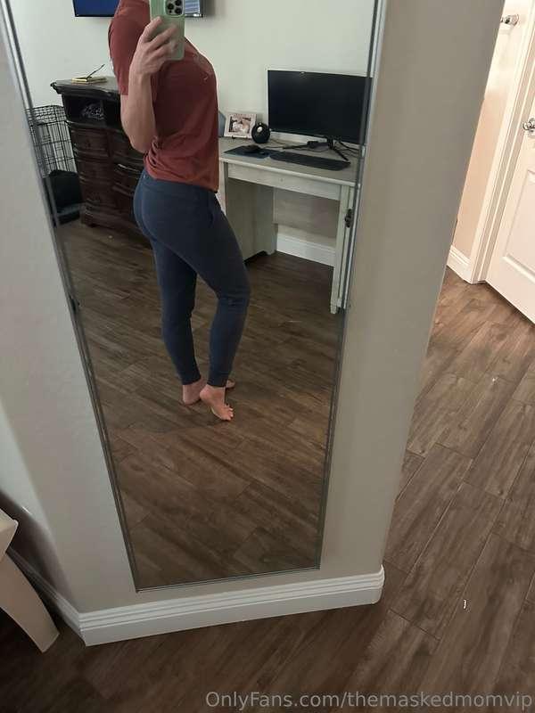 Guess the color panties I'm wearing. Winner gets to see them..