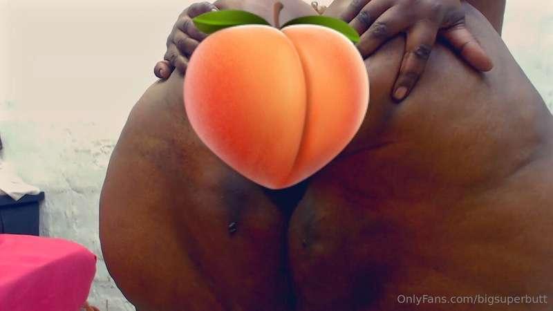 Shaking and clapping this big ass and spreading it up close...