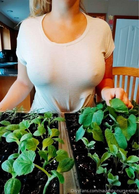 Happy Earth Day 🌎🌱 As a farmer's daughter, you'd think I'd b..