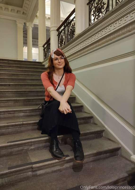 I had a date with my girlfriend at an art museum. I think ot..