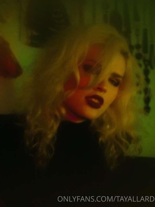 look at how insanely beautiful my gf is in the photos I took..