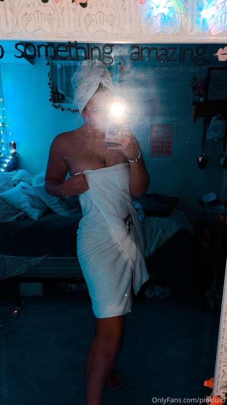 after shower vibes 💦😋 (2 photos)