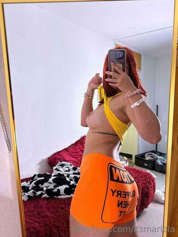 Grab my waist, pull me back and kiss my neck 💋