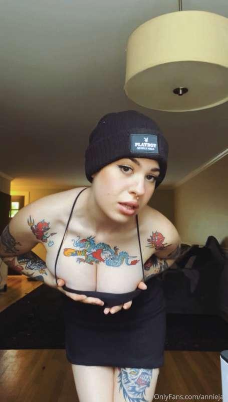 Just sent a hot little striptease video to your dms 👀 I thin..