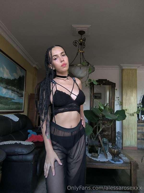 Does this black make me look dangerous... or irresistible?🤔🖤