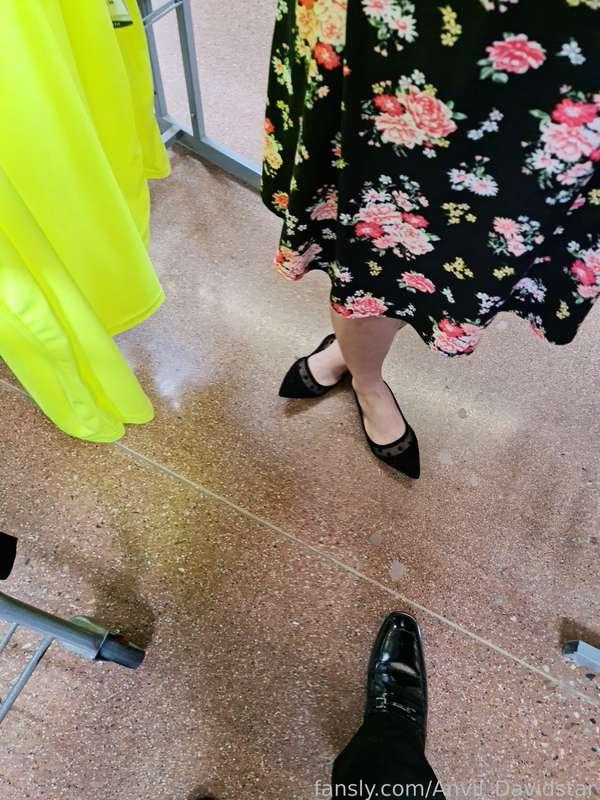 Some pictures from a while ago. Really enjoyed the time out and would love to do it again! #fyp #flats #candidshot #publicshot #candidshoeplay #publicshoeplay #heelpop #feet #footfetish