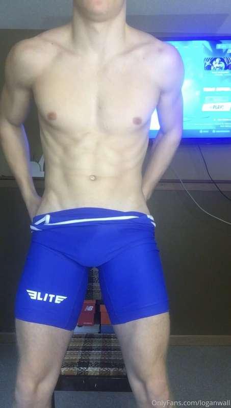 Jerking Off Before Practice in my singlet 🍆💦Check DMs 😈