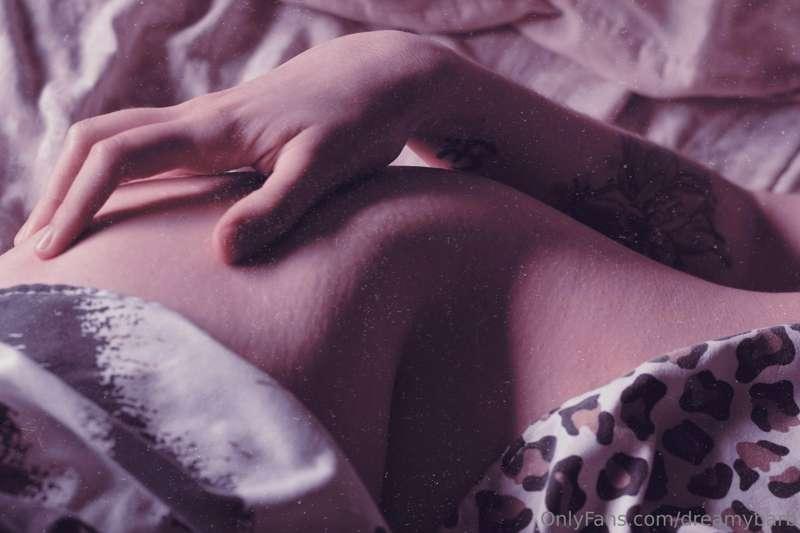 soft and funny 🧸✨
wanna lay in bed w me? 🌹✨