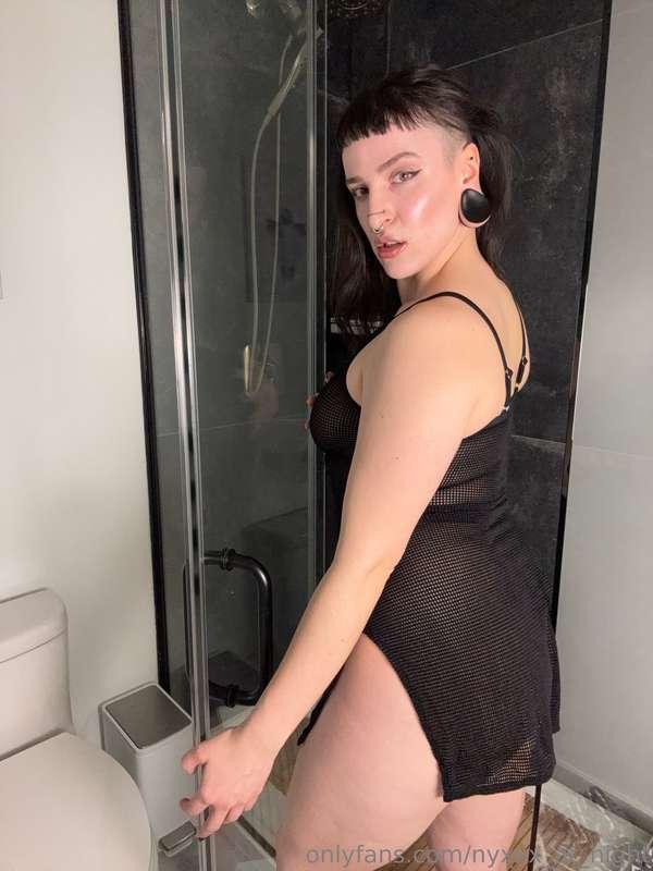 let’s get dirty in the shower 😈😏