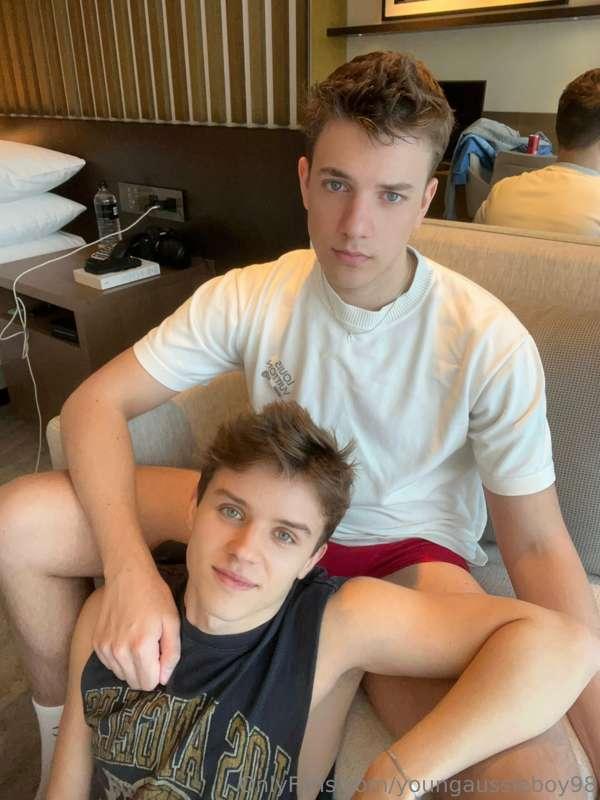 I collabed with WillowTwink! Watch him worship this dick.

F..