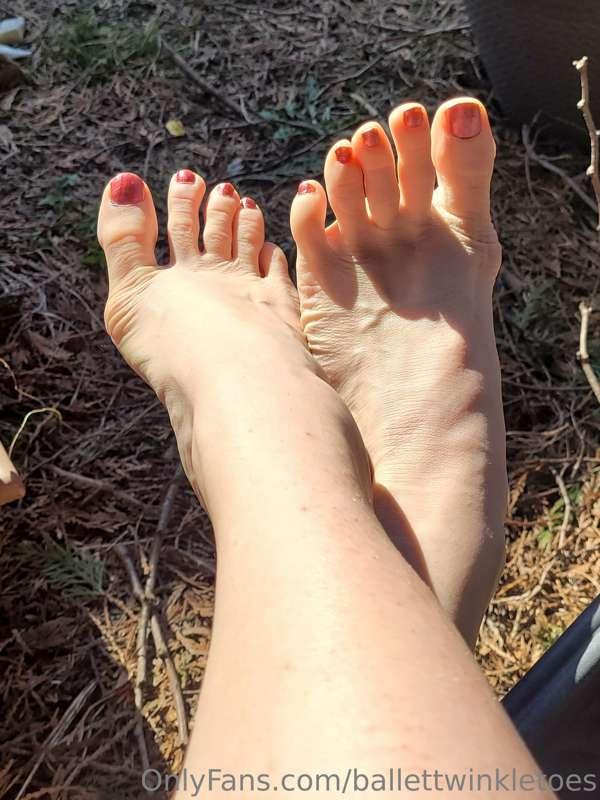 Love the light shining through my toes ✨️ 👣