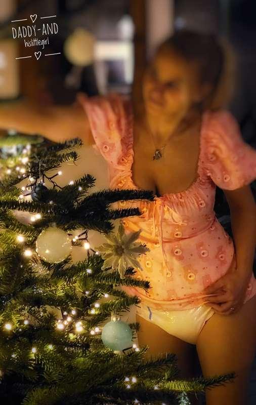 Decorating the Christmas tree 🤗🌲