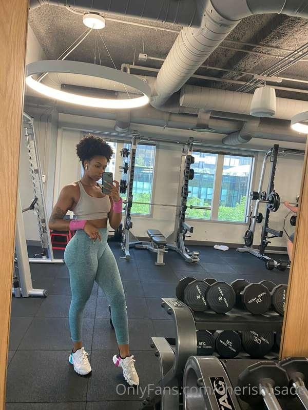 Let me show ya how to squat😉my first episode of “Cherish Tau..