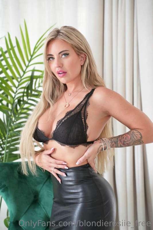I love wearing black in lingerie 🖤 J'aime porter du noir en ..