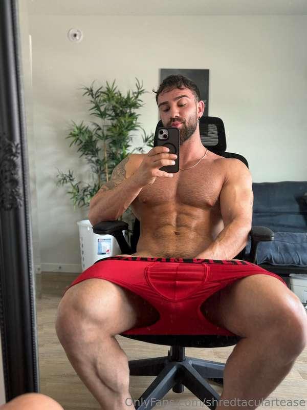 Bored af so I'm playing with my 🥚https://onlyfans.com/shredt..