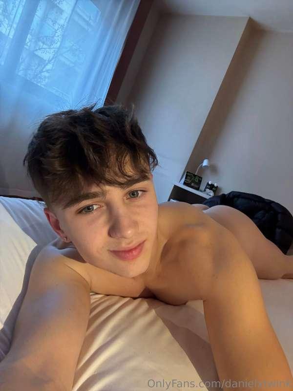 I'm alone at my bed, wanna cuddle me?🫣