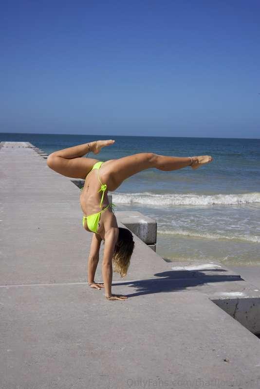 like if you love when i do handstands 🎀😝