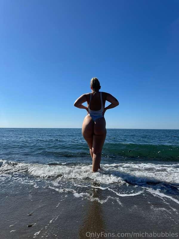 It’s a beautiful day to have some fun on the beach 🌊