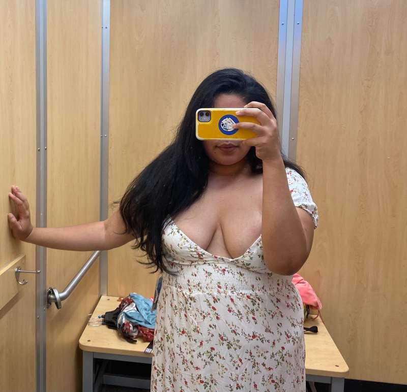 :3 trying on dresses