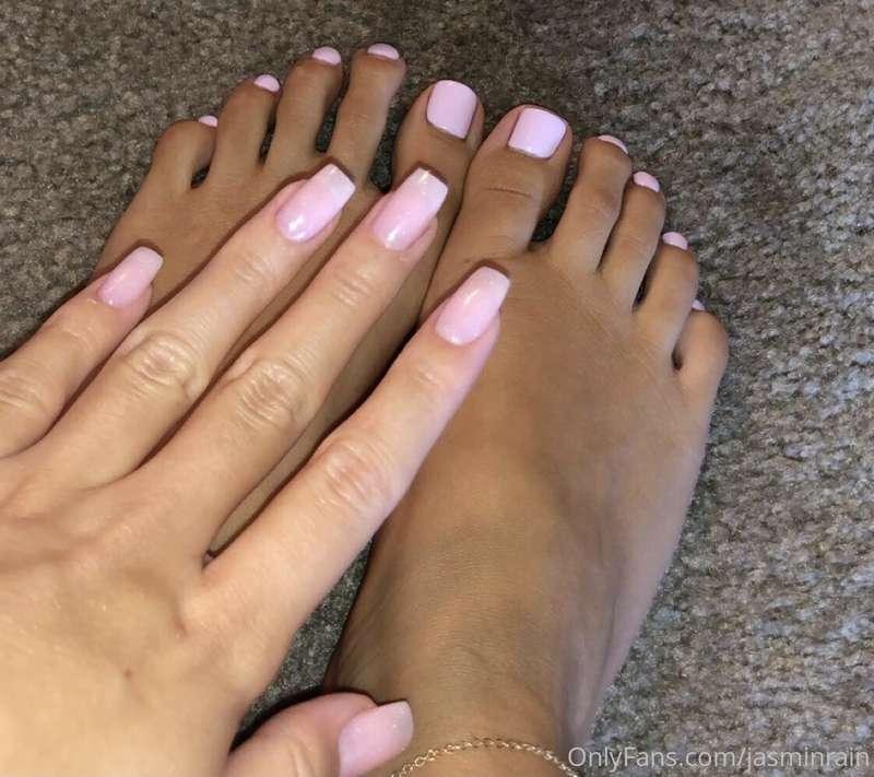 Good morning to all my feet lovers 🦶🏼💜