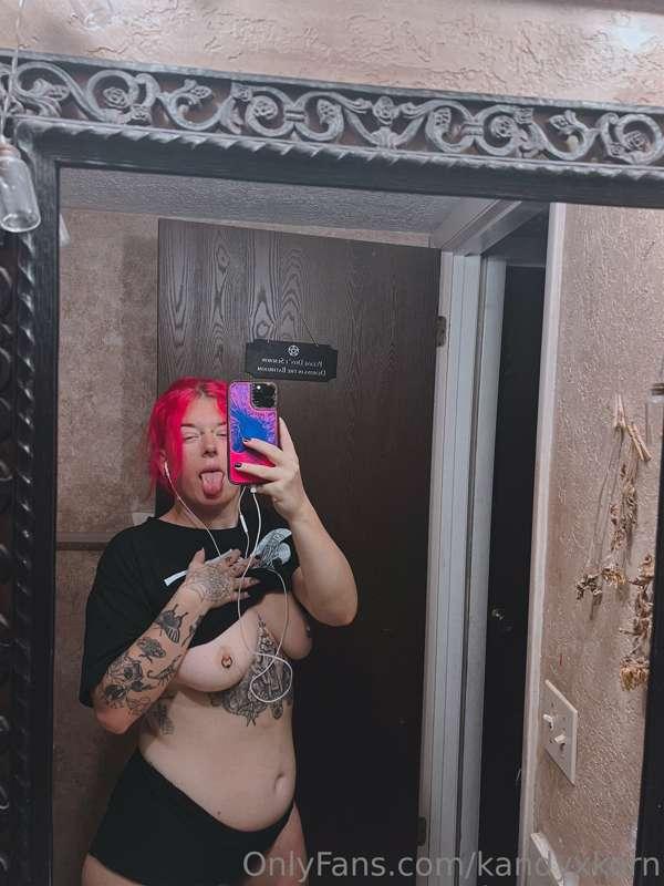 new solo toy vid dropping tonight, make sure you tune in!! 🥰..