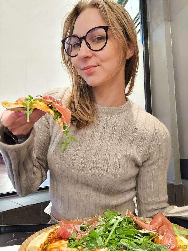 Nothing beats a slice of pizza for lunch 🍕