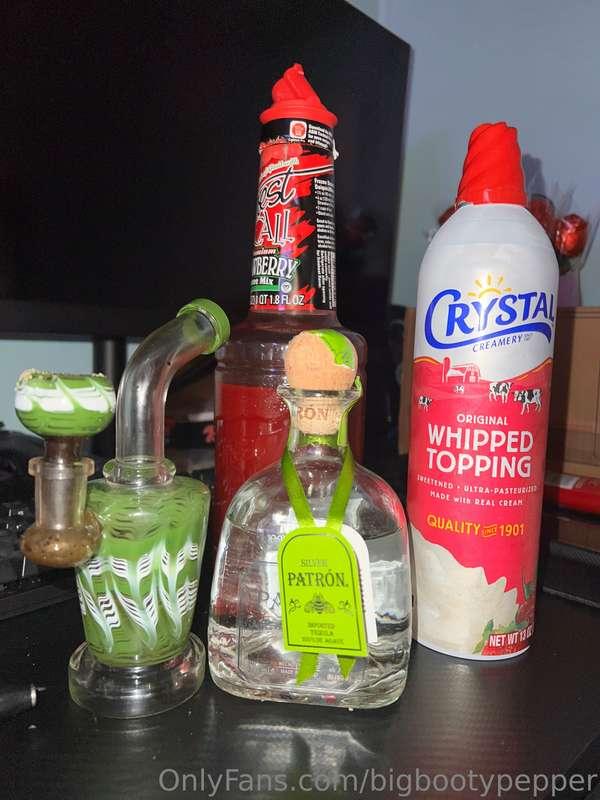Drinking and smoking with daddy tonight 💨 Going to stay up l..