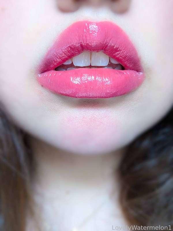 Happy Monday! 😊🩷 Here's a soft glossy pink to start the week off! Actually I didn't put on a gloss, this is just how shiny and glossy the lipstick is on its own! 🌸

#FYP #LipstickFetish #Lipstick #Lips #LipGloss #MouthFetish #Mouth #Oral #Tongue #Tease #UpClose #Kisses #LovelyWatermelon1 #MoodyWatermelon1 