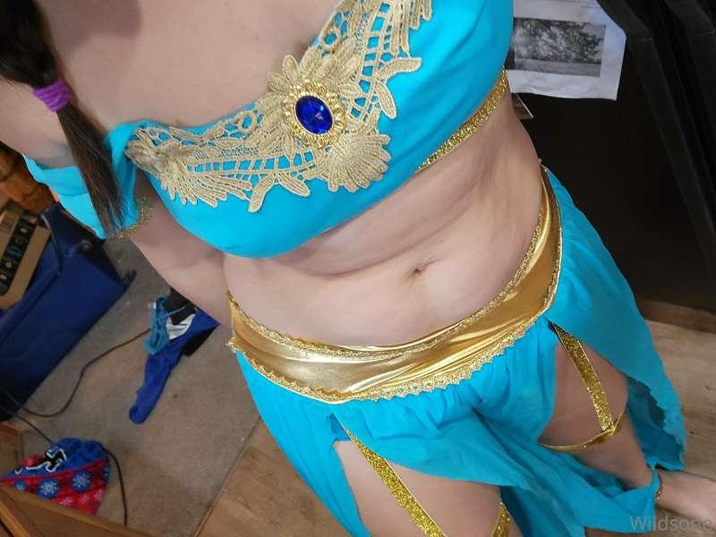 I know someone who really likes belly buttons ;) Whats your ..