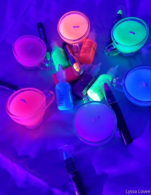 Blacklight blowjob 
Were getting kinky in the dark 😘