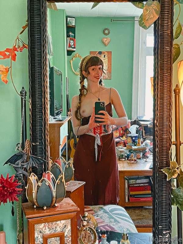 trying to blend in with the art in my apartment 🖼️🌿