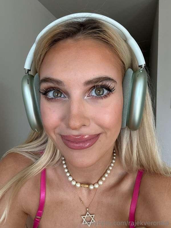 I am going LIVE tomorrow at Cali Time 7PM !! 😇😇 Hope to see ..