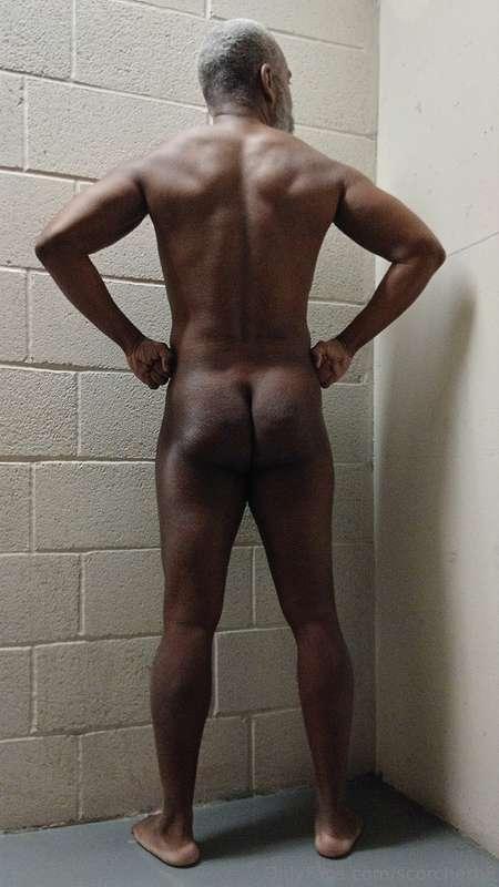 Happy Hump.Day!#beard #musculardaddy #gay #feet #gaycruising..