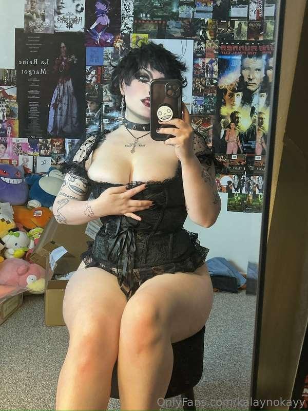 Will u help me untie my corset tonight?!? 👀
