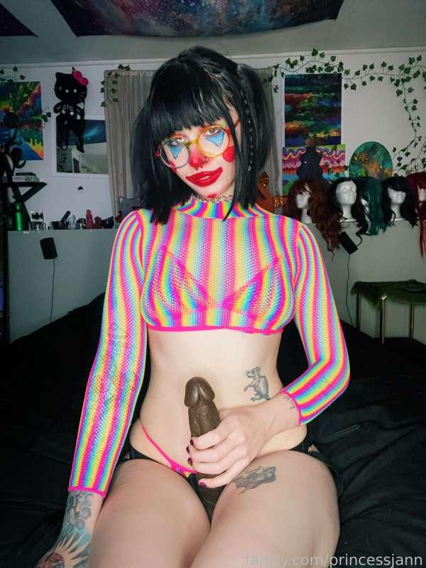 Ever see a clown dick down a slut? Well tonight you’re going to 😈