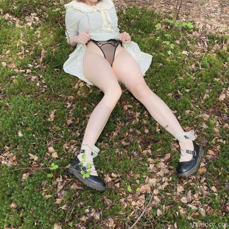 let's lie down together! 🎀🍃 no one's here, so we can do kiss..