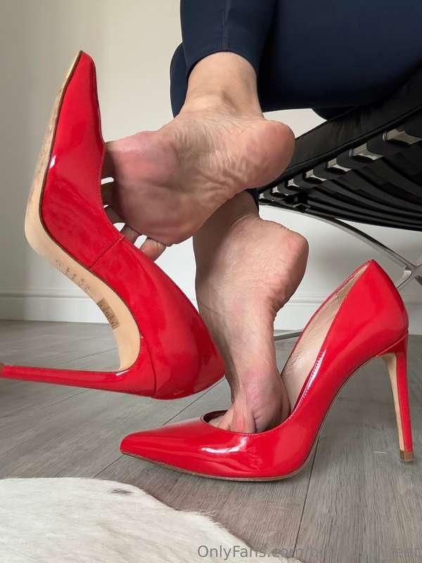 Beg me to suck my toes. I might let you. 