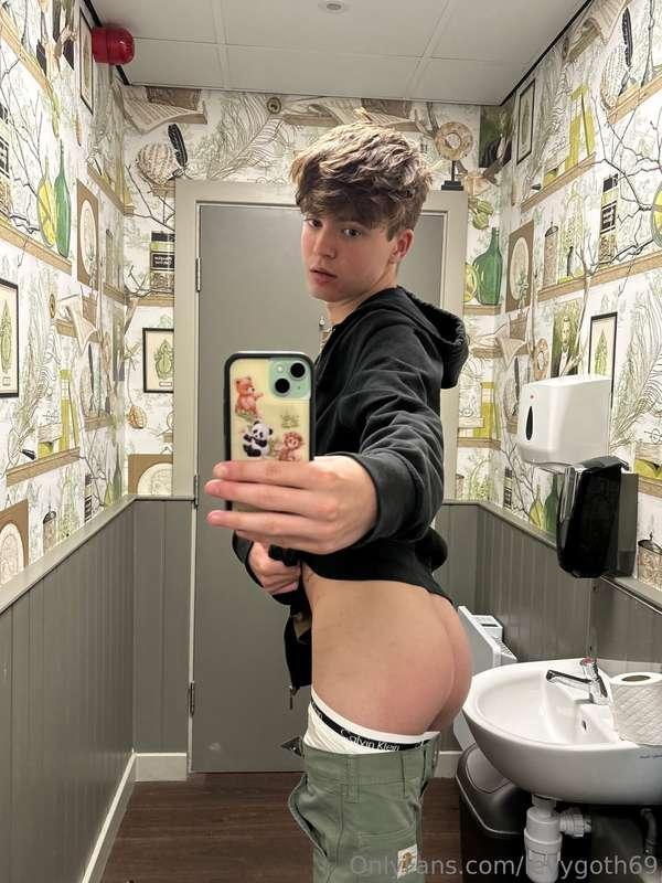 levygoth69 image #0