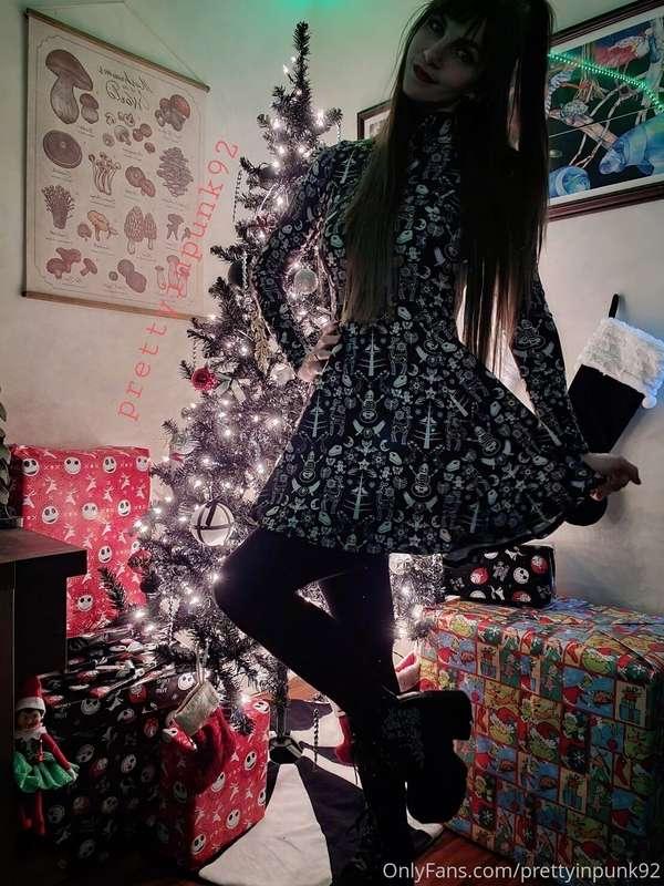 My favorite dress! We're having a spooky slut christmas ⛄ 🖤