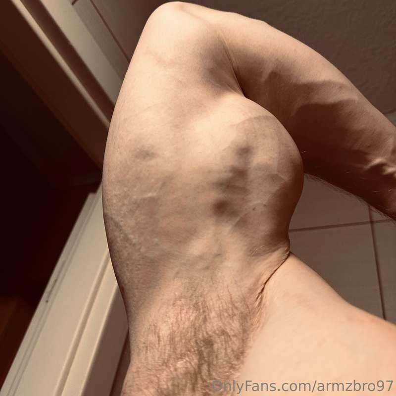 Erect vascular biceps 🤤 would you lick it?