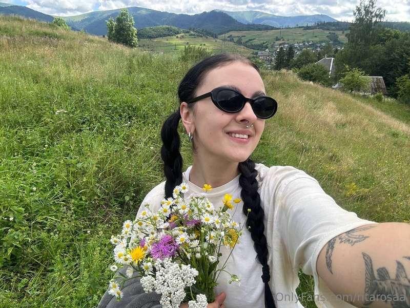 happy free in the middle of somewhere 🏔️😌