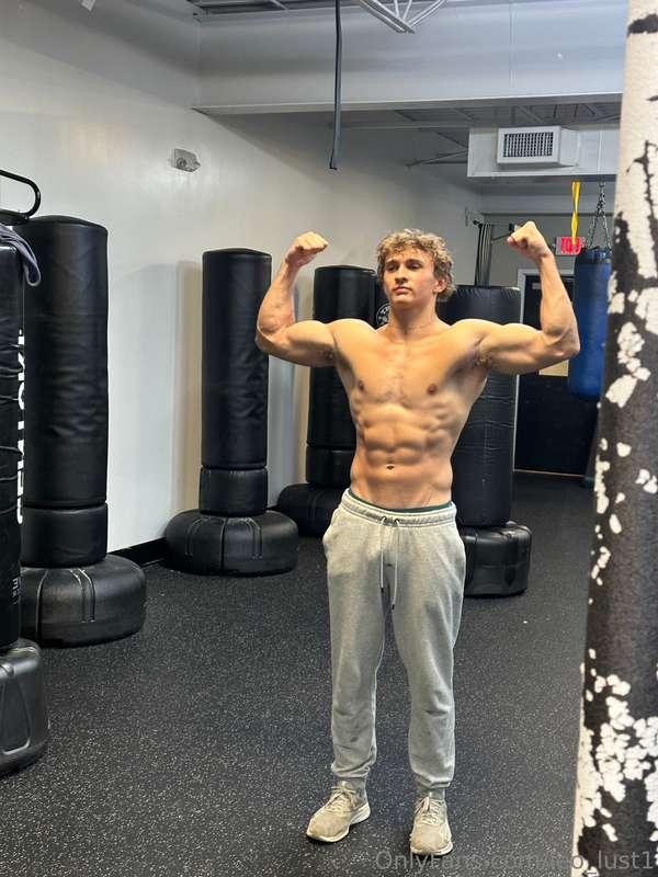 Cutting weight is going well 😋 looking like a statue for you..