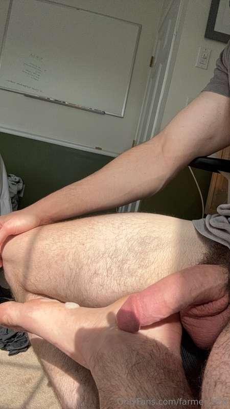 Who wants to lick this load of my foot 😈