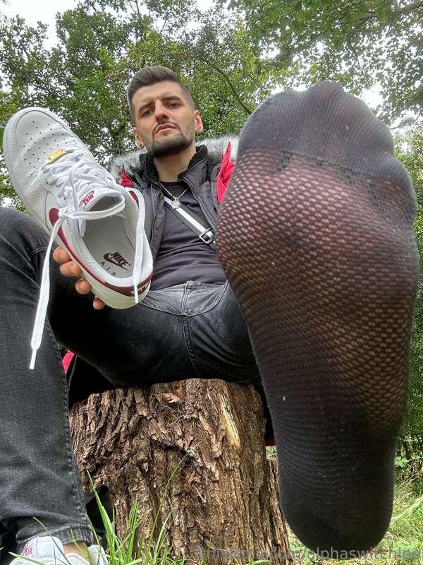 Tell me how weak my sweaty socks make you boy 😈😈